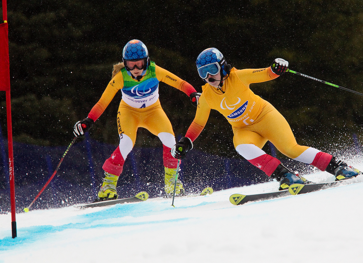 Viviane and Lindsay skiing
