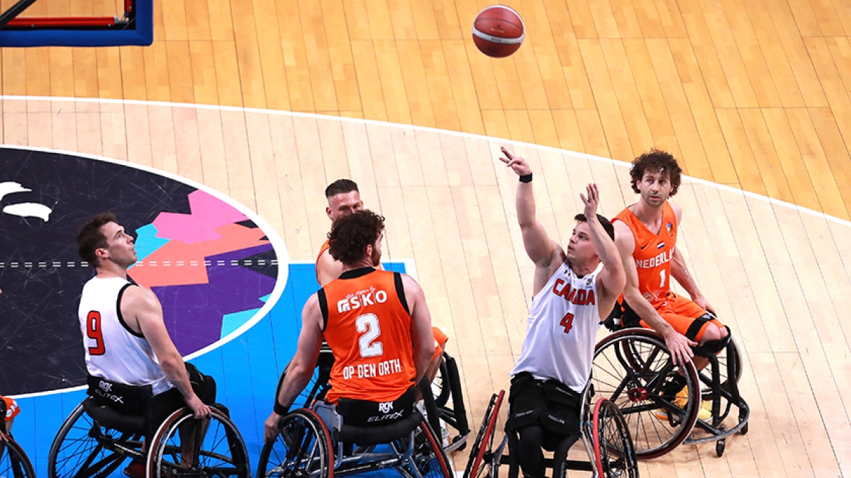 Canadian Men's Wheelchair Basketball Team competing against the Netherlands. | L'équipe canadienne de basket-ball en fauteuil roulant affronte les Pays-Bas.