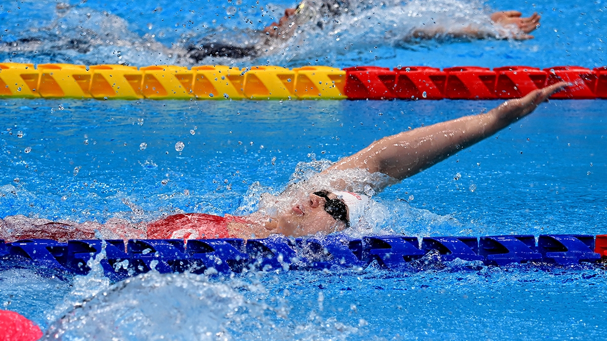 Shelby Newkirk competes in the women's 100m backstroke // Shelby Newkirk participe au 100 m dos féminin.