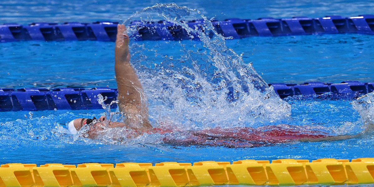 Danielle Kisser swimming backstroke