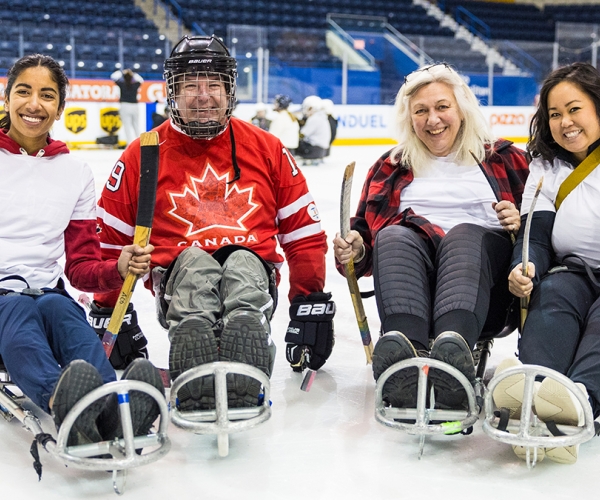 Participants pose with Canadian Paralympian Todd Nicholson during the ParaTough Cup event in Toronto. Les participants posent avec l'athlète paralympique canadien Todd Nicholson lors de la ParaTough Cup à Toronto.