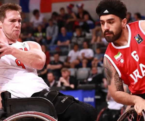 Colin Higgins in action for the Canadian Men's Wheelchair Basketball Team against Iran. | Colin Higgins en action pour l'équipe canadienne masculine de basket-ball en fauteuil roulant contre l'Iran.