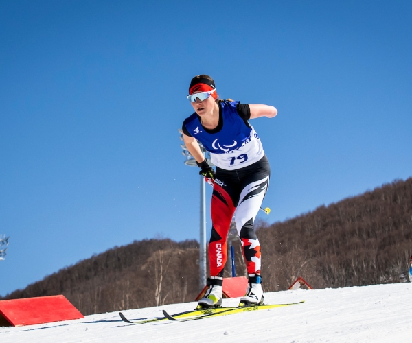 Brittany Hudak racing in Para nordic skiing