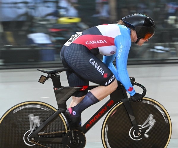 Kate O'Brien races in the 500m time trial at the 2022 Para Cycling Track World Championships