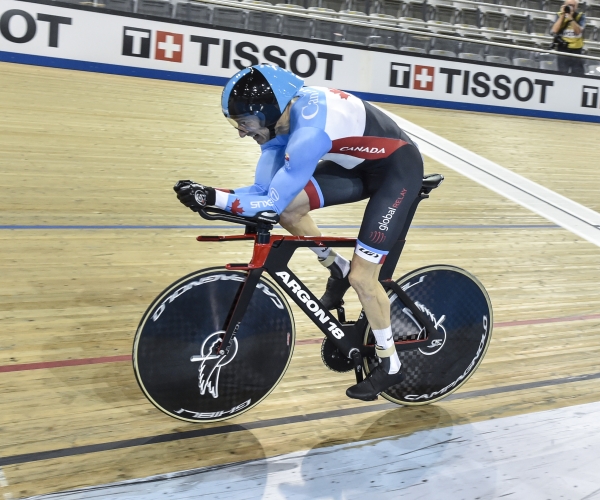 Tristen Chernove competing at the 2020 UCI Para Cycling Track World Championships