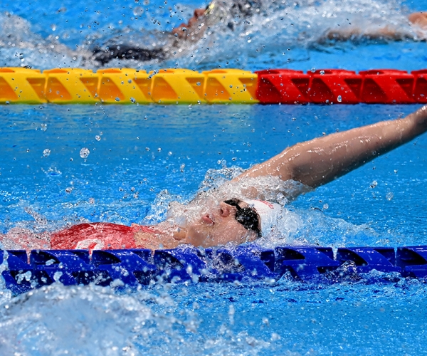 Shelby Newkirk competes in the women's 100m backstroke // Shelby Newkirk participe au 100 m dos féminin.