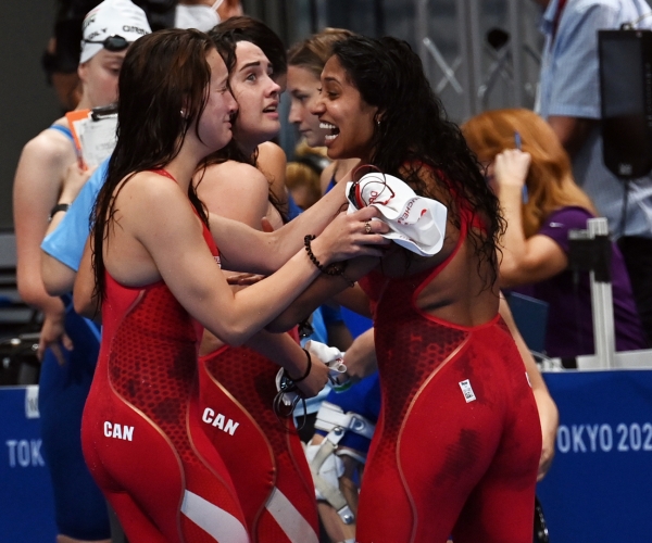 Canadian swimmers celebrate winning the bronze medal in 4x100 relay