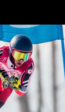 Alexis Guimond skiing downhill around a gate