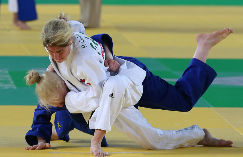 Priscilla Gagne trying maneuvering her opponent to the ground in Rio in Judo