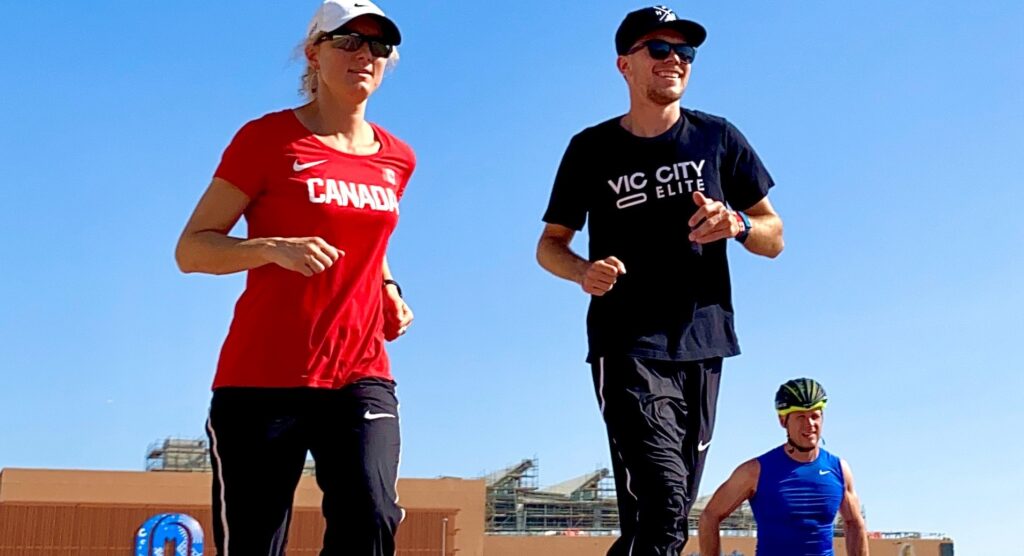 2 runners running side by side