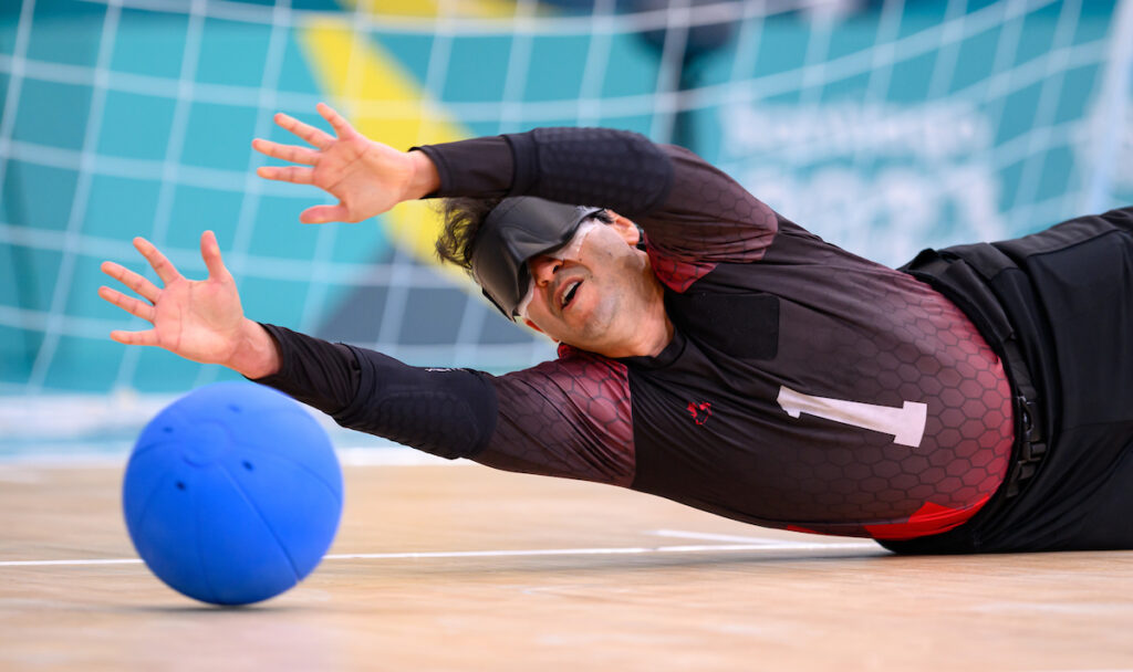 Ahmad Zeividavi blocking the goalball