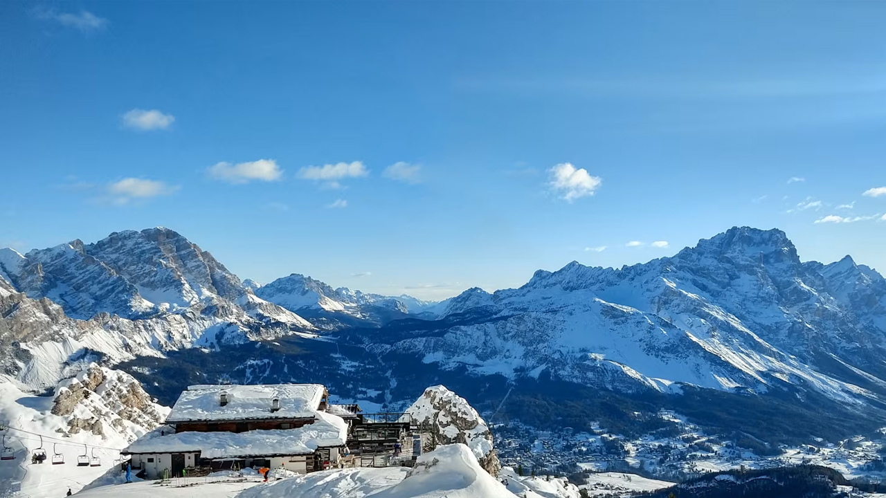 Photos of the snowy landscape of where the Milano Cortina 2026 Winter Paralympics will take place. | Photos du paysage enneigé de l'endroit où se dérouleront les Jeux paralympiques d'hiver de Milano Cortina 2026.