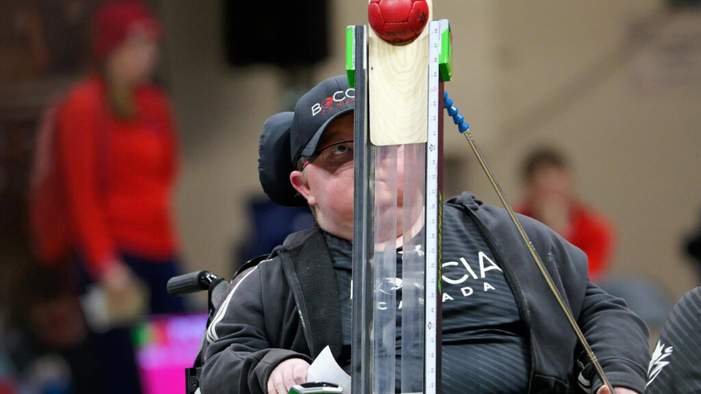 Boccia athlete Alexandre Lemaire competing. | Alexandre Lemaire, athlète de boccia, en compétition.