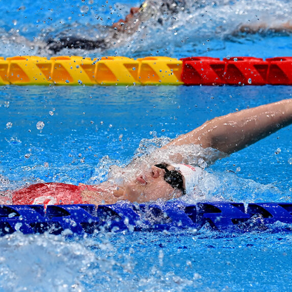 Shelby Newkirk competes in the women's 100m backstroke // Shelby Newkirk participe au 100 m dos féminin.