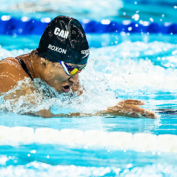 Katarina Roxon swimming in the pool.