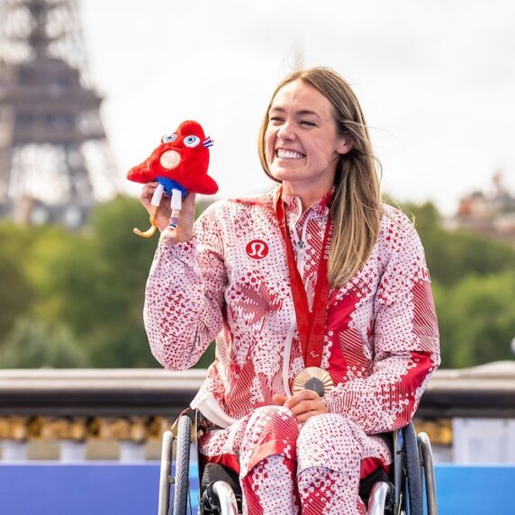 Leanne Taylor holds up her bronze medal