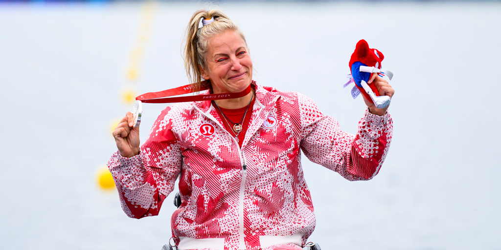 L’athlète canadienne de paracanoë Brianna Hennessy brandit sa médaille d’argent et une peluche de la mascotte de Paris 2024 avec un sourire ému lors de la cérémonie de remise des médailles aux Jeux paralympiques.