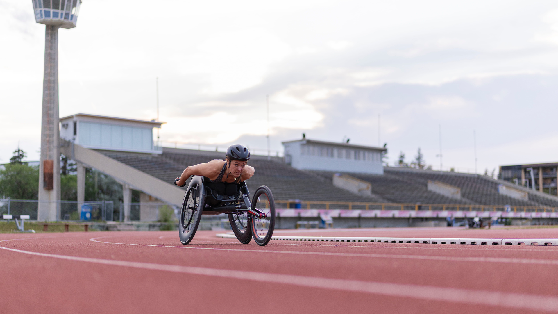 Leanne Taylor, Para triathlete on a racing track